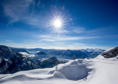 Loser im Winter mit Blick in die umliegenden Berge mit Sonne