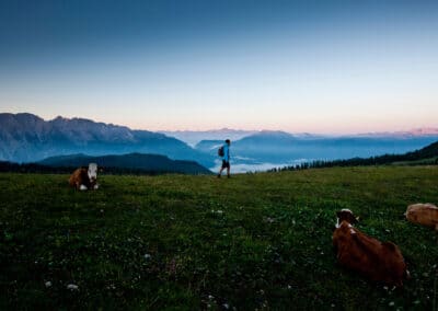 Wanderung auf der Tauplitz - Wanderer vor Grimming und Bergpanorama im Süden